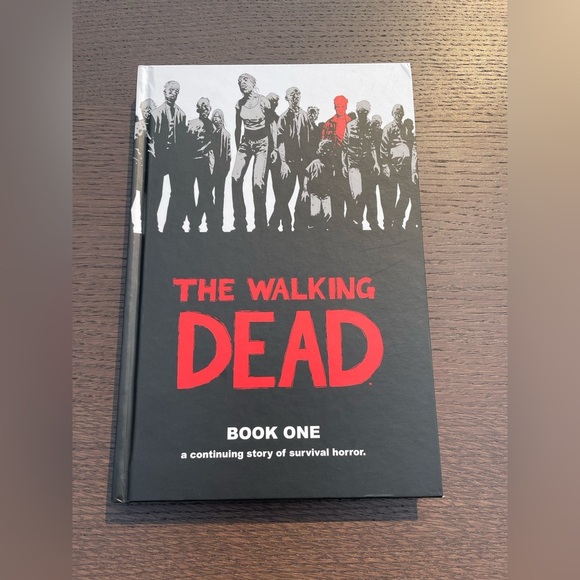 The Walking Dead hardcover graphic novel - Book One - Picture 1 of 4